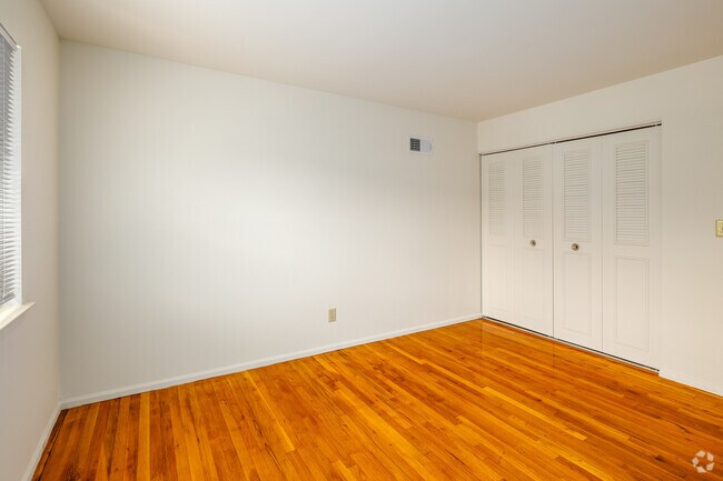 1BR, 1BA - 876SF - Bedroom