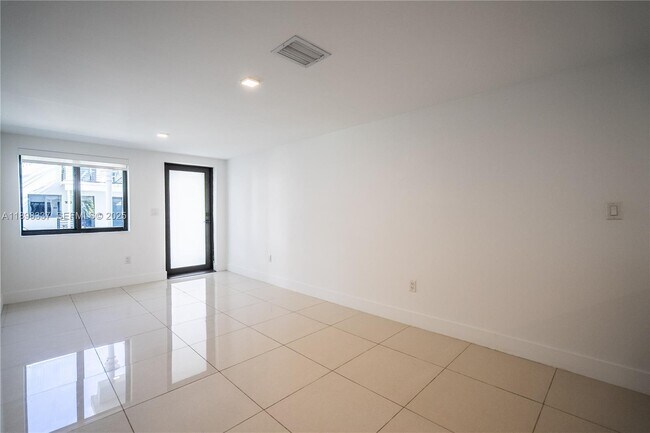 Photo - 1985 Bay Dr Unidad 105