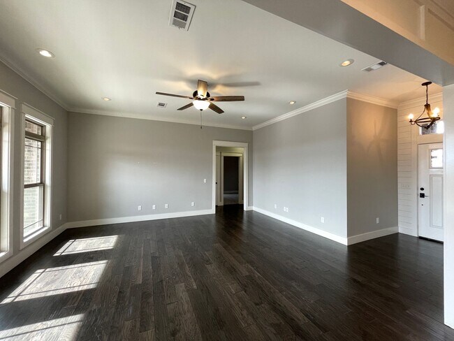 Photo - 202 Crestwood Ln