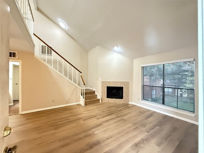 Building Photo - 3100 Walnut Bend Ln Unit 102 Rental