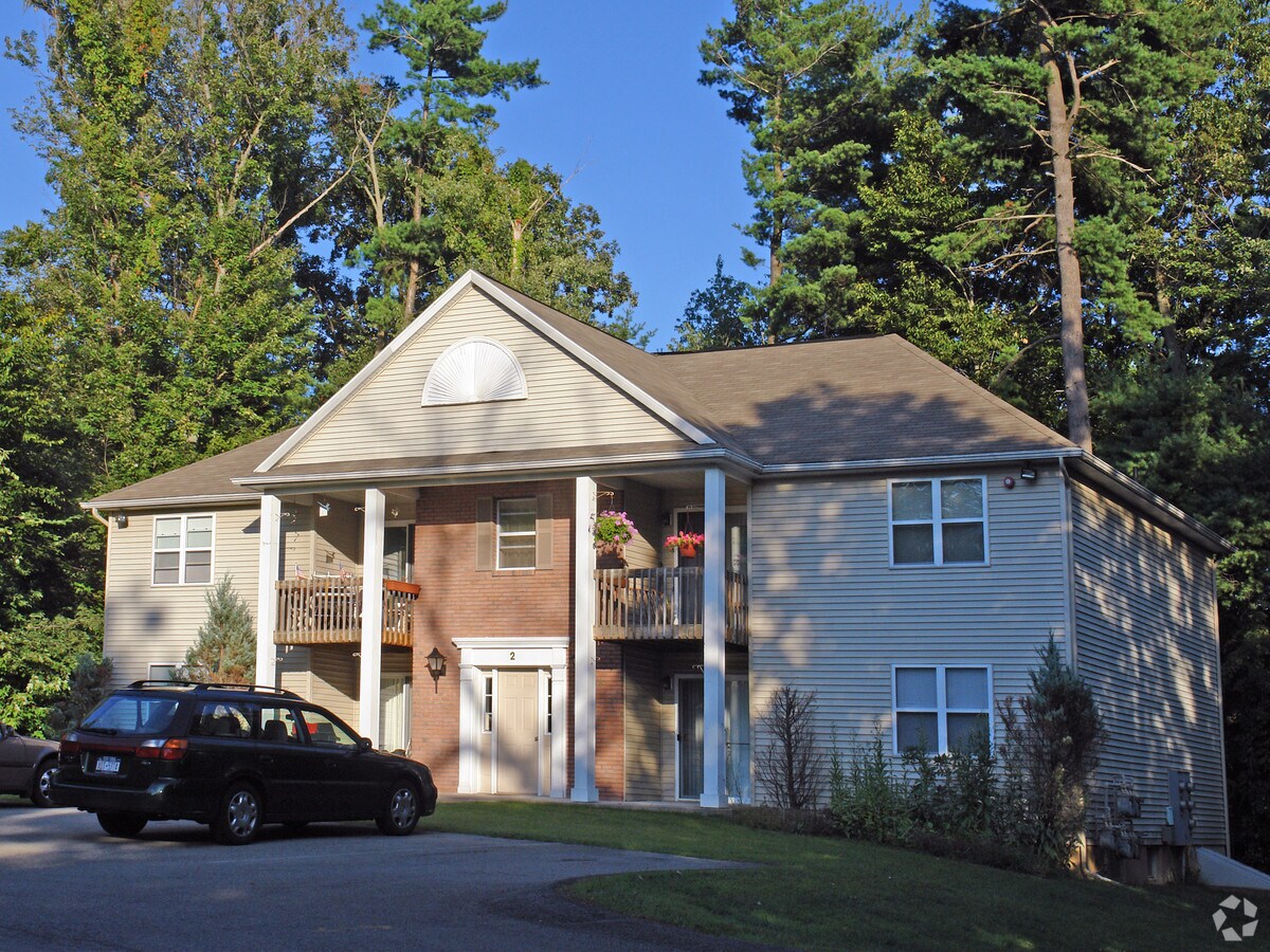 Colonial Woods Apartments - Colonial Woods Apartments
