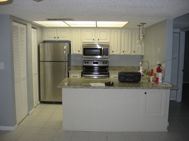 Kitchen - 500 Treasure Island Causeway Unit 504