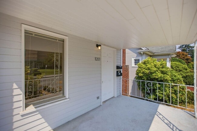 Photo - 8203 Wallingford Ave N