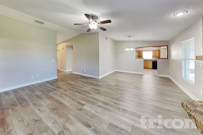 Photo - 1020 Red Oak Cir