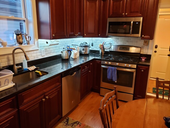 Building Photo - 206 Summer St Rental