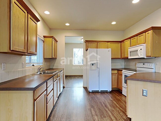 Photo - 6215 Park St E