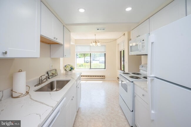 Building Photo - 15310-89-1B Beaverbrook Ct Unit 89-1B