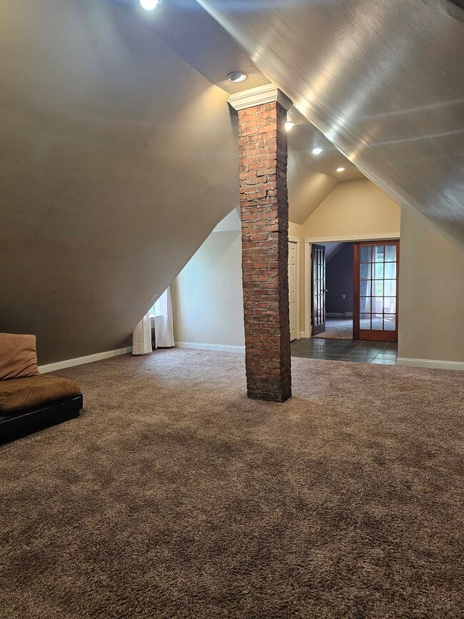 Building Photo - 105 Laverack Ave Unit 2nd & 3rd floor Rental