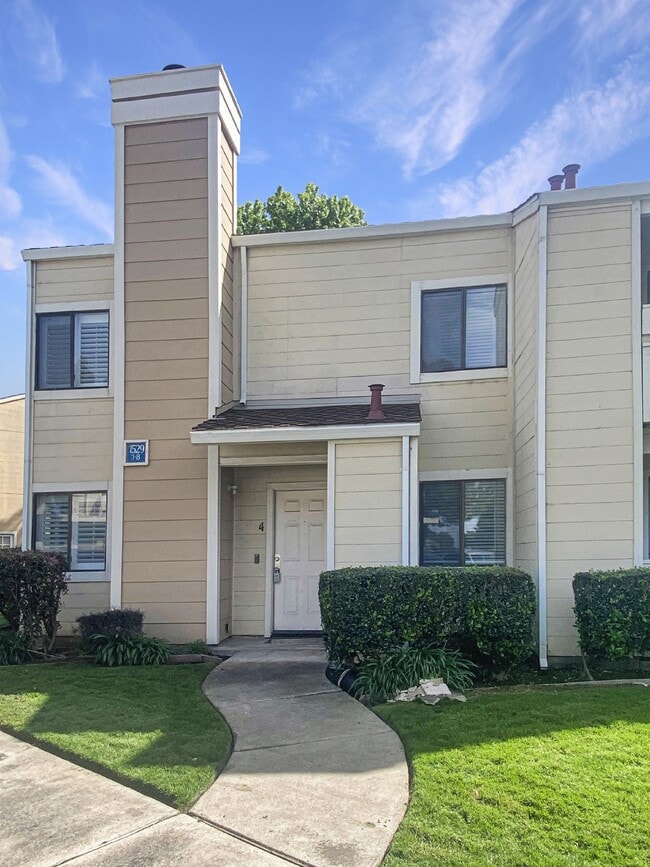 Building Photo - 1529 Pyranees #4 - Available Now Unit #4
