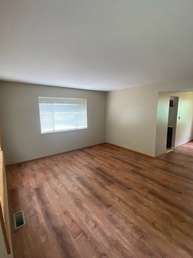 Living room - 201 College Ave Apartments Unit 201