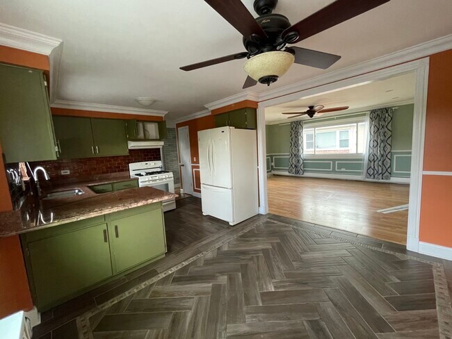 Entrance view - 2440 River Rd Unit 3E