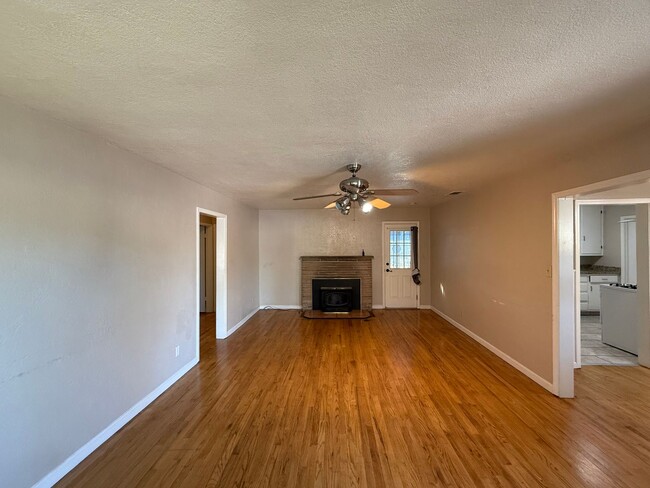 Photo - Single story in the heart of Modesto!