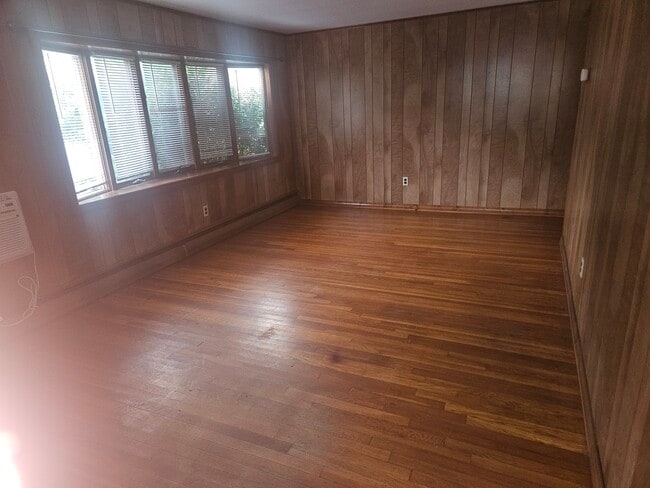 348 Leslie Dr