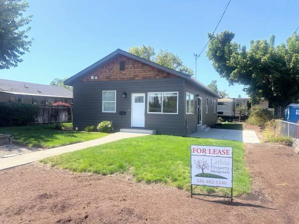 Building Photo - 447 Cedar St Rental