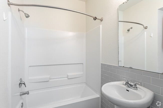 1BR, 1BA - 520SF - Briq on 4th Street