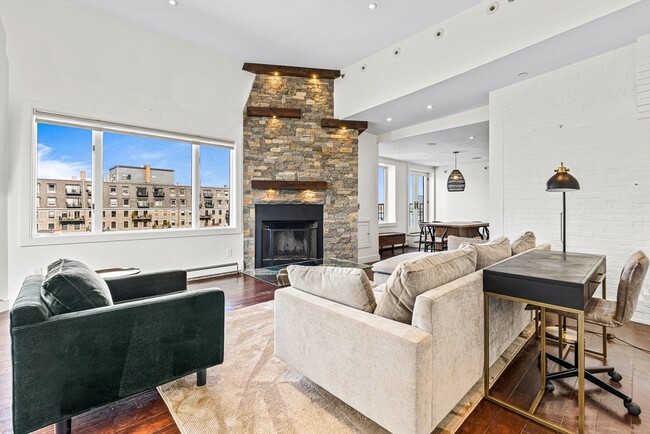 Photo - 33 Commercial Wharf Condo Unit 52