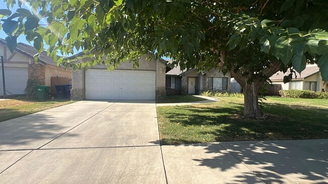 Building Photo - East Lancaster Home