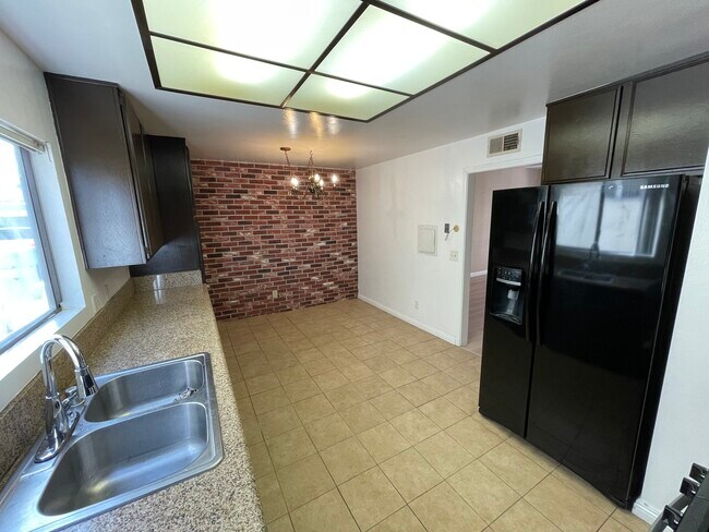 Photo - 822 Victor Ave