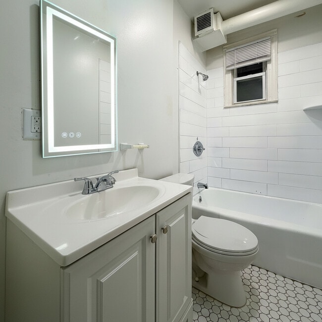 Building Photo - 256 Davenport Ave Unit 2nd Floor