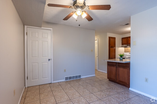 2BR, 1BA - 667SF - Dining Room - Sandy Creek