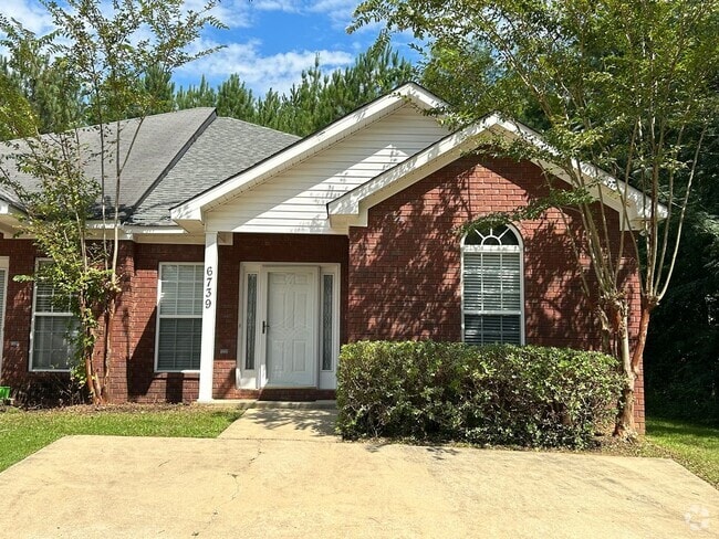 Building Photo - Cozy 3 Bed 2 Bath Home! Available August!