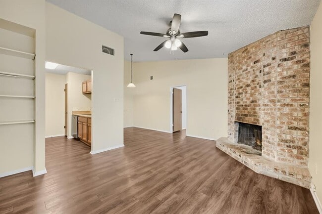 Photo - 740 Simonetti Dr