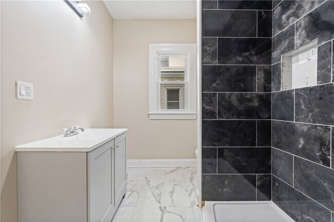 Building Photo - 483 Alexander St