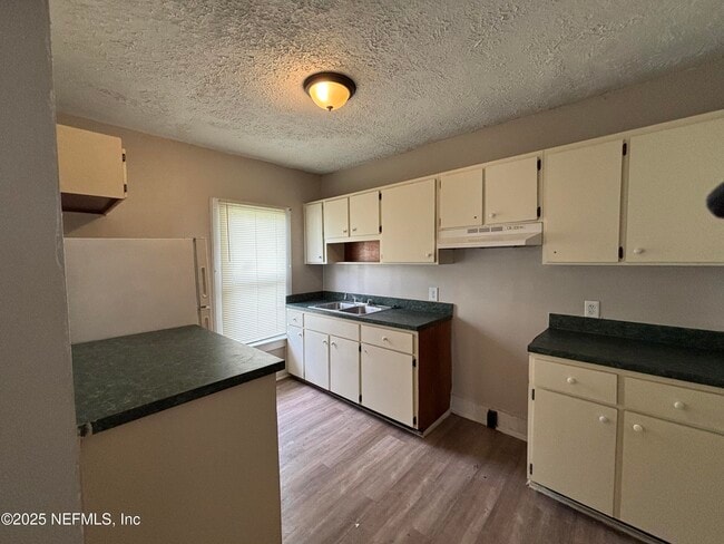Photo - 2031 Danson St
