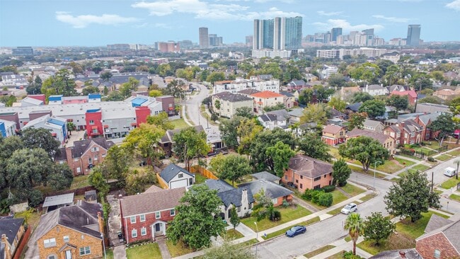 Photo - 2606 Oakdale St