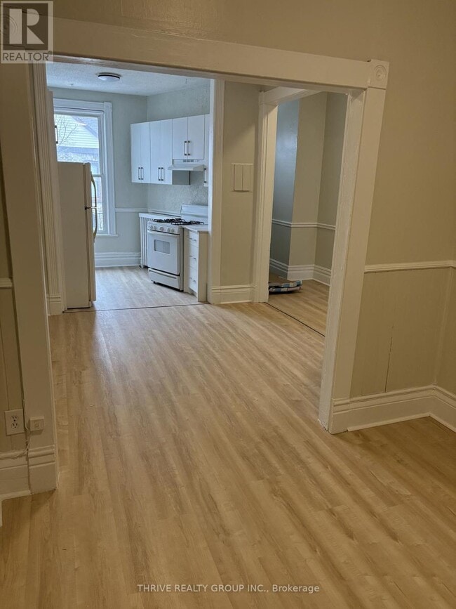 Photo - 466 Dufferin Ave