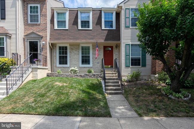 Building Photo - Stylish and Spacious Townhome with Open Floor Plan and Updated Kitchen