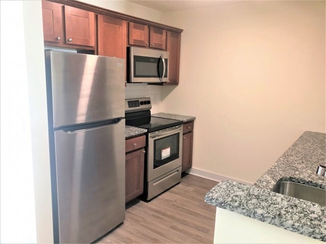 Tu cocina cuenta con hermosas encimeras de granito. - Sunrise Solars Apartments