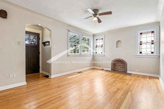 Photo - Beautiful Home With Central A/C and Enclosed Backyard
