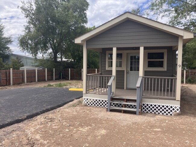 Building Photo - 111 E Cottonwood Dr