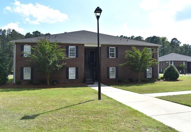 Building Photo - ONE-3 BED/3 BATH UNIT AVAILABLE AUGUST 15TH! Rental