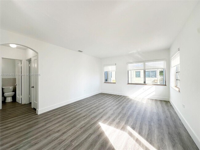 Building Photo - 1920 Biarritz Dr Unit 4