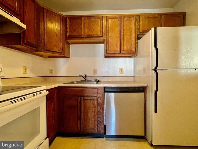 Building Photo - 200 Chesterfield Ln Unit 302