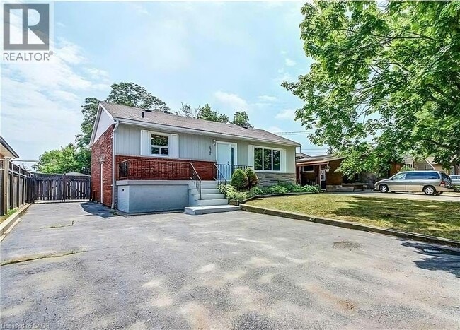 Photo - 137 Manning Ave