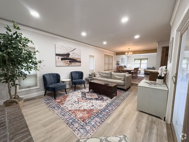 Building Photo - 824 Springhill Dr Rental