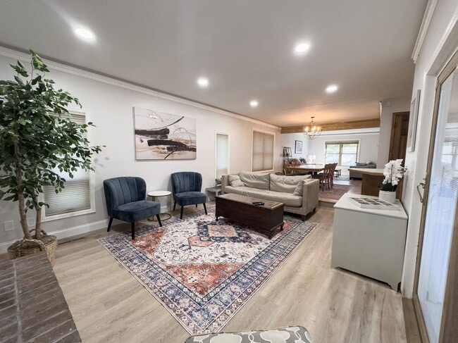 Photo - 824 Springhill Dr House