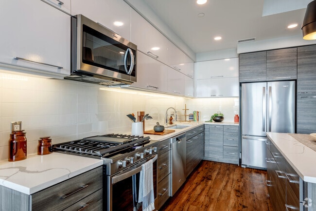 1BR, 1BA - 993SF