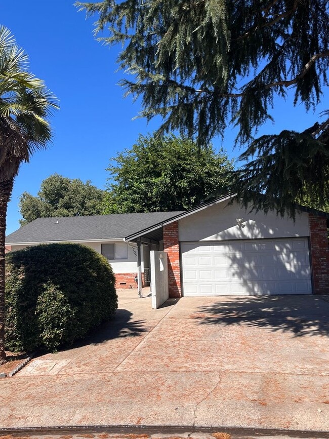 Building Photo - 3 Bedroom/2 Bath House Close to Shopping