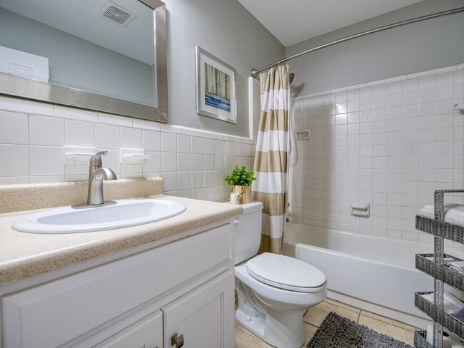 Photo - 2 Bedroom 1.5 Bathroom Townhome Near VSU
