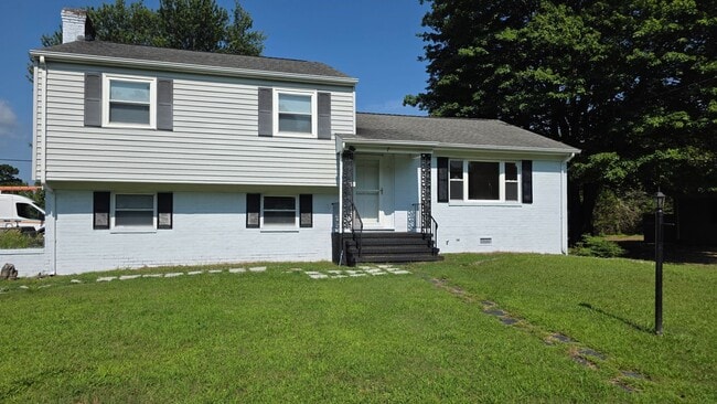 Building Photo - Coming Soon | $2,000/mo | Spacious Split-L... Rental