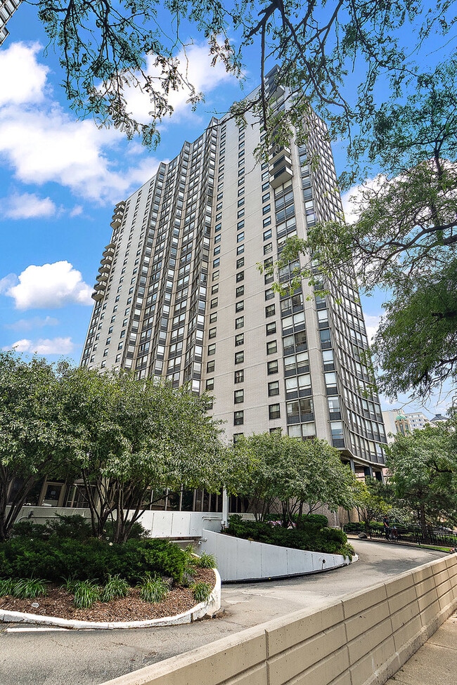 Building Photo - 5701 N Sheridan Rd Unit 28G Rental