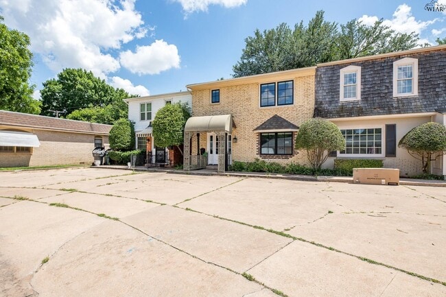 2413 Lou Ln