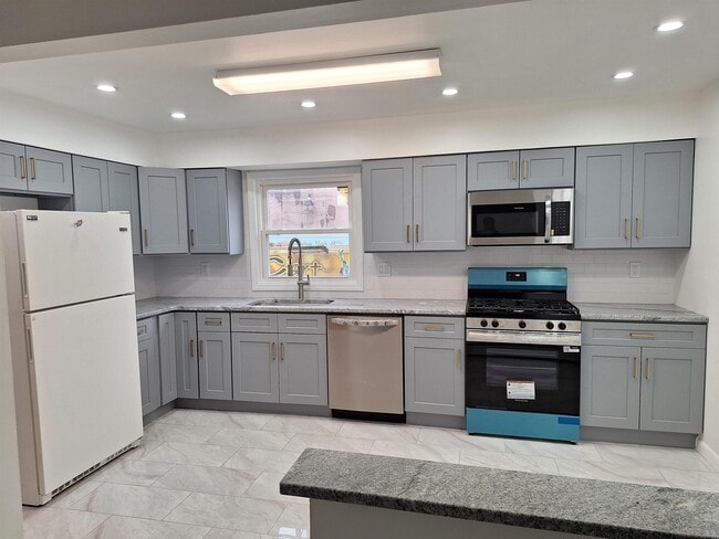 Photo - 169 W 51st St Unit 2