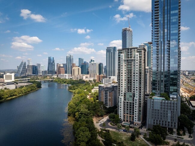 Building Photo - Gorgeous 30th Floor 2BD / 2BA Corner Sky R... Rental