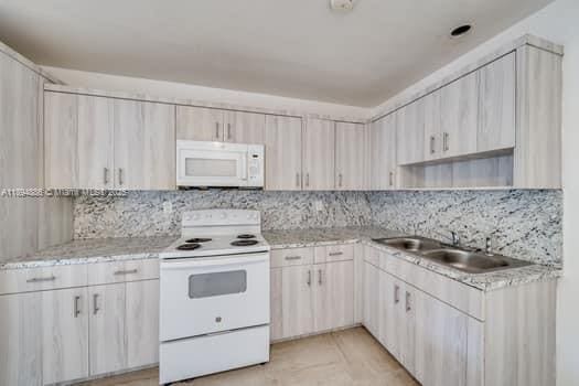 Building Photo - 3 bedroom in North Miami FL 33161