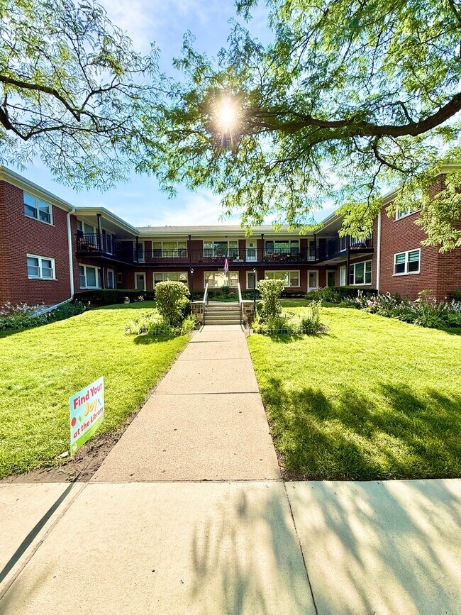 Building Photo - 720 N Western Ave